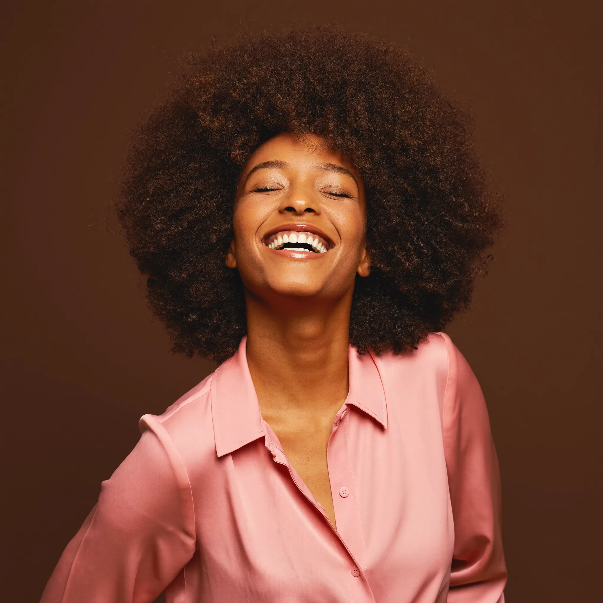 Mujer feliz con afro voluminoso y saludable — Rizos Ondea